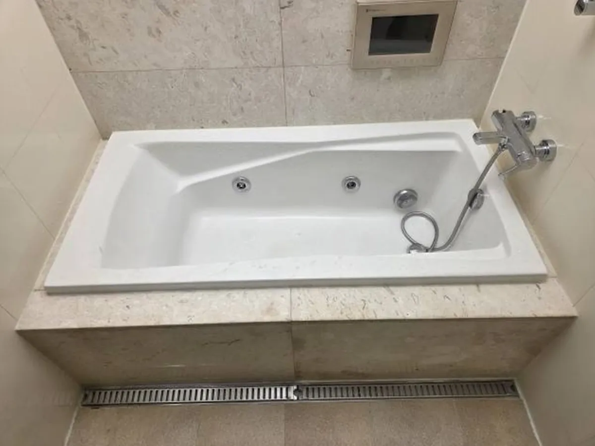 욕조 상태를 확인하는 월풀욕조 점검 사진